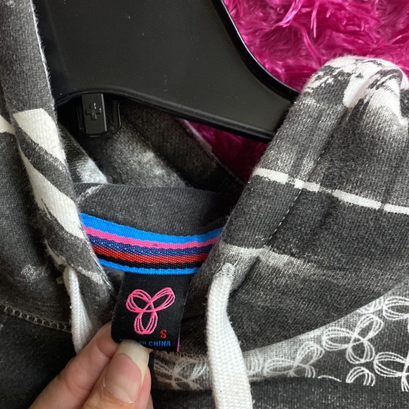 TNA small, black and white Aritzia hoodie sweater - Picture 6 of 7